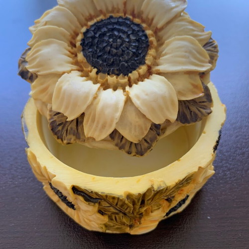 Jewelry box like new with sunflower design