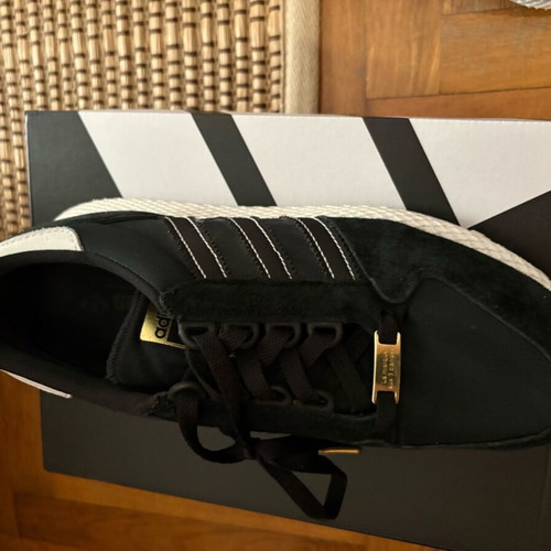 Adidas athletic shoes size 43 like new with suede parts