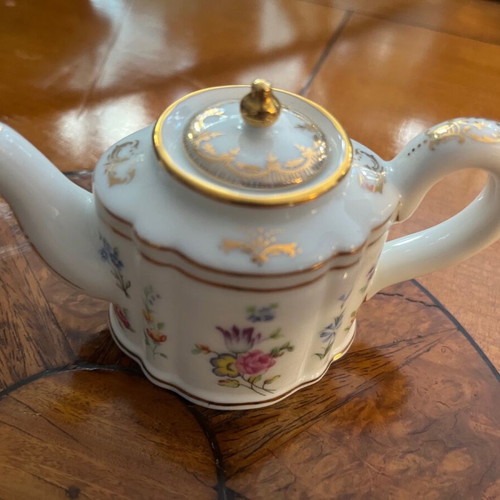 Porcelain miniature collectible teapots like new, set of 5