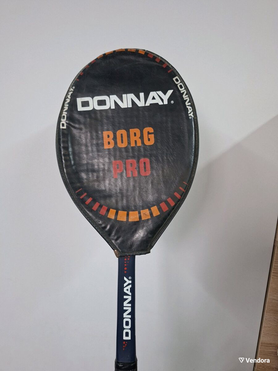 Cette raquette de tennis vintage de marque Donnay, siglée
