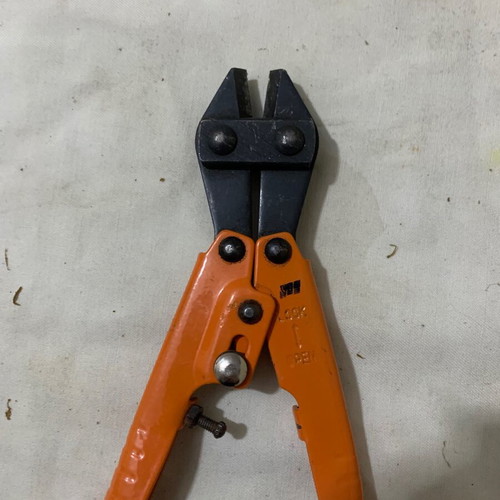Wire cutter for thin wires used