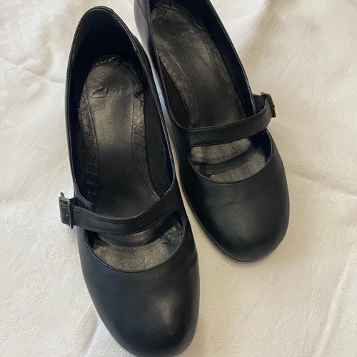Clarks black pumps used with strap size 37