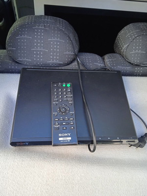 Sony Cd - Dvd player model DVP-SR170 like new with remote and scart cable