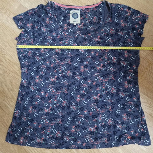 Mantaray cotton top blue like new with large neckline size 18