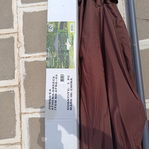 Garden umbrella with cast iron base like new, 2.50m diameter