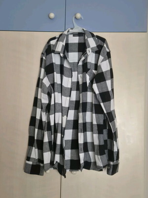 Men's black and white checkered shirt like new, size M