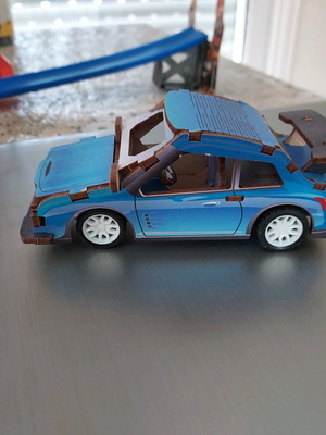 Μοντελισμός αυτοκίνητο καινούργιο από συμπιεσμένο χαρτί