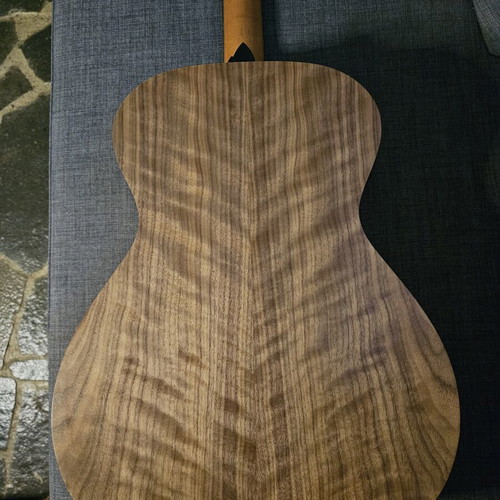 Taylor Academy E guitar with Elixir phosphor 12 strings, like new