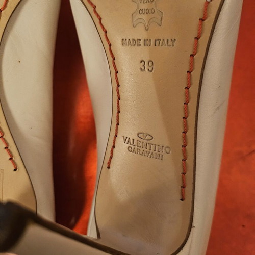Valentino Garavani pumps like new, white leather, size 39