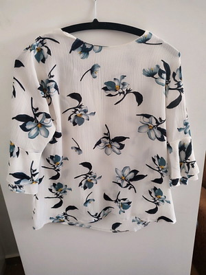 Blouse white with blue-gray flowers, silk-like fabric, like new