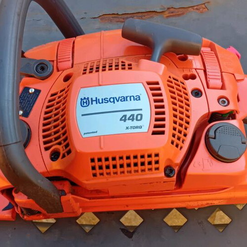 Husqvarna 440 chainsaw like new with new chain