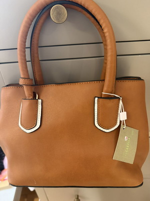 Carpisa leather handbag camel new with adjustable strap