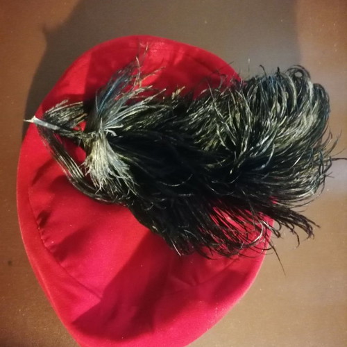 Velvet hat with feathers used, red size M