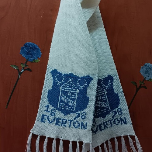 Everton knitted scarf, white with emblem