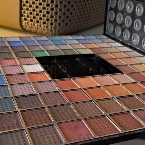 Eyeshadow palette with 98 shades like new