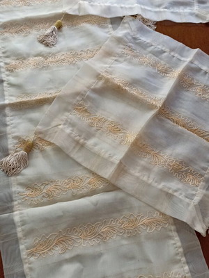 Silk organza embroidery set new, runner with 2 napkins