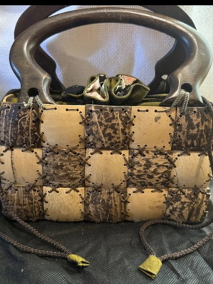 Handbag new with bone texture and wooden handles