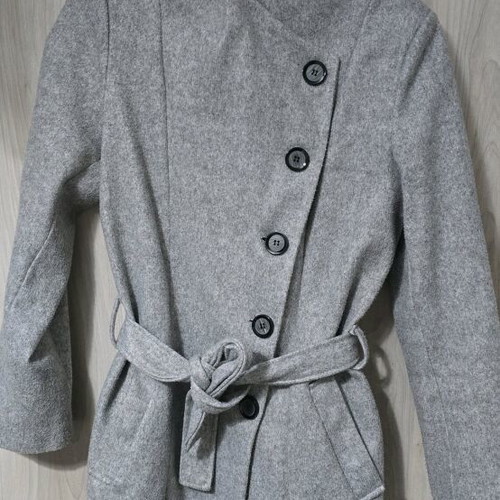 Gray coat with buttons and belt like new