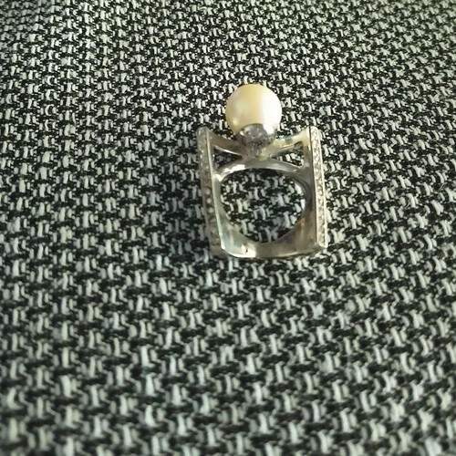 Silver 925 Ring with Pearl and Zircon Stones like new