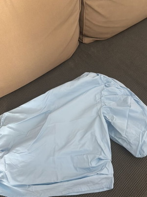 Blouse fabric shirt with one shoulder and side zipper blue like new, size M