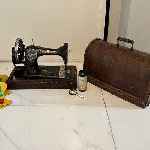 Antique Singer sewing machine used with cover, 1912