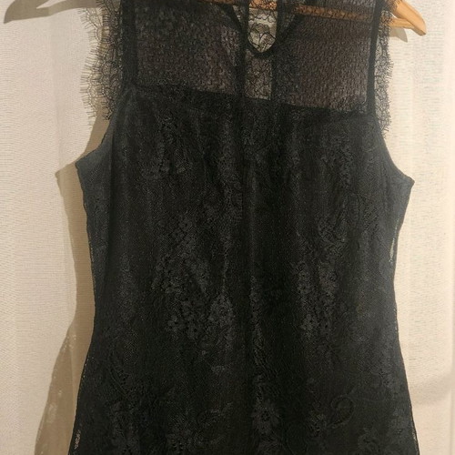 Black sleeveless blouse with lace like new, size S