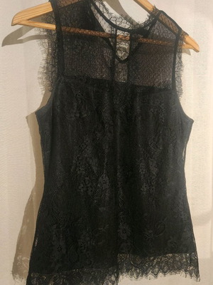 Black sleeveless blouse with lace like new, size S