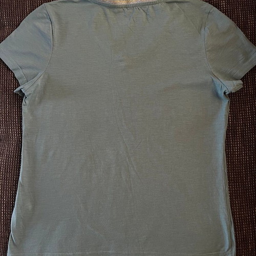 T-shirt with V-neck and silver detail, like new, turquoise
