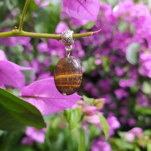 Pendant with tiger eye