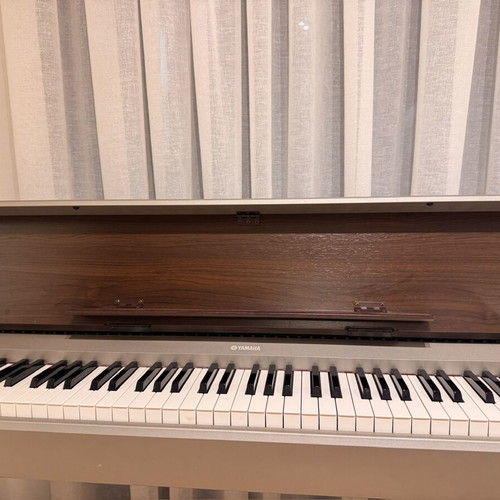 Yamaha Electric Piano YDP S30 Like New, Dark Brown Wood