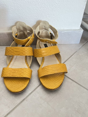 Zara δερμάτινα σανδάλια μεταχειρισμένα, κίτρινα, με λουρί στον αστράγαλο, νούμερο 39