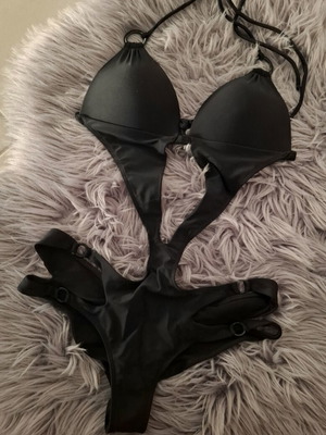 Med one-piece swimsuit like new, size M, black