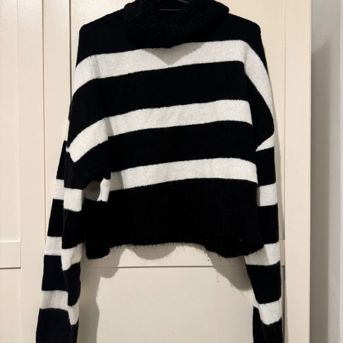 Turtleneck crop sweater black and white like new, size XL