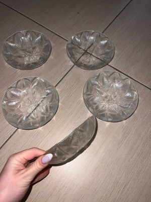 Set of 5 vintage crystal bowls with embossed details, new