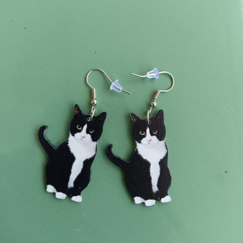 Cat dangle earrings new with clasp