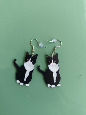Cat dangle earrings new with clasp