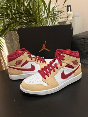 Air Jordan 1 Mid White Onyx/White/Cardinal Red/Light Curry καινούργιο EU 44.5