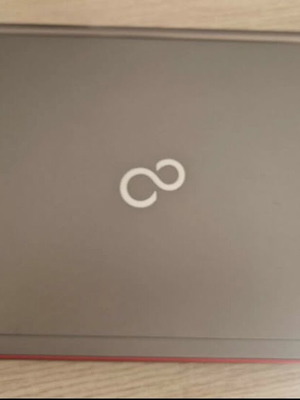 Fujitsu LifeBook E σειρά φορητού υπολογιστή με χαλασμένο πληκτρολόγιο και Bluetooth πληκτρολόγιο