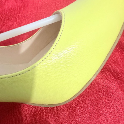 Mourtzi leather pumps new, yellow with bronze heel strap
