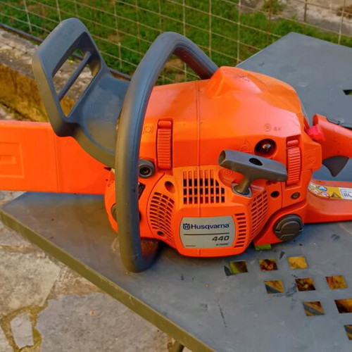 Husqvarna 440 chainsaw like new with new chain