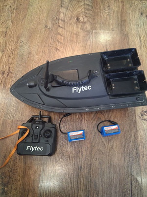 Flytec 2011-5 bait boat like new with two 5200mAh batteries and remote control