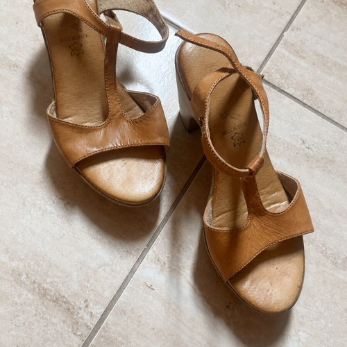 Leather camel sandals with block heel, made in Spain