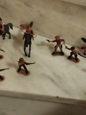 Western painted toy soldiers used, scale 1/32, set of 16 pieces