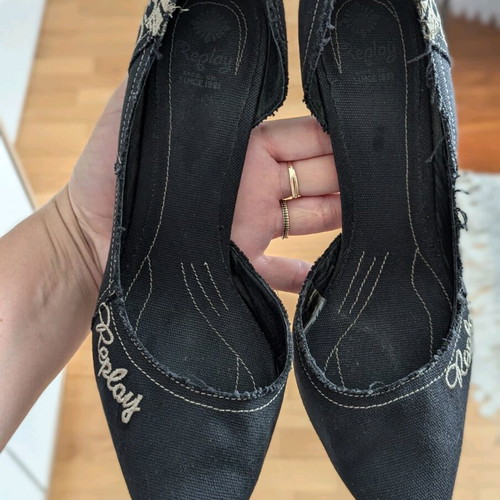 Replay pumps used with denim fabric, size 39