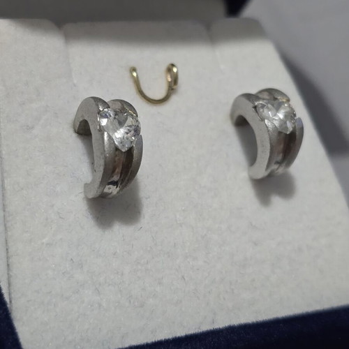 Silver earrings like new, vintage with velvet box