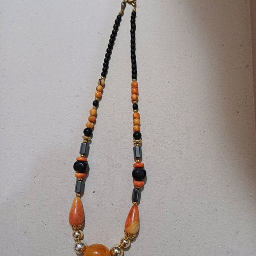 Necklace like new with beautiful stones