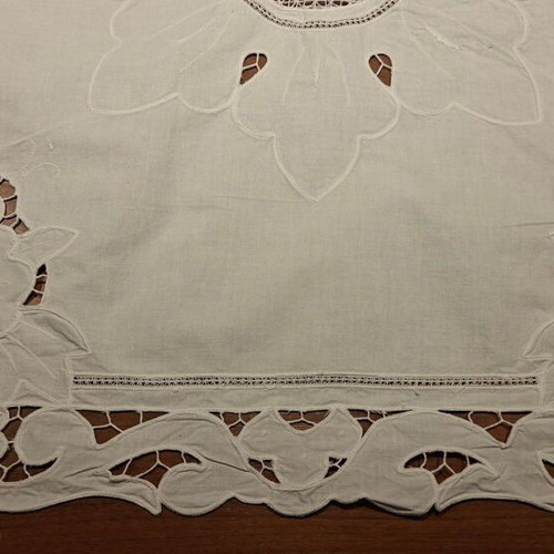 Vintage Richelieu tablecloth with intricate cutwork embroidery and spider motif (78x76 cm)