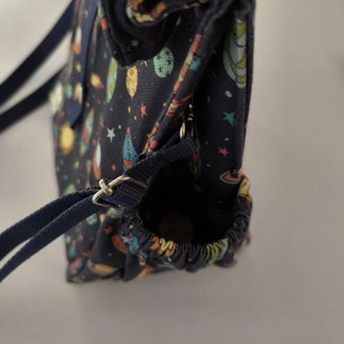 Lunch bag like new with adjustable strap and two side pockets