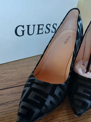 Дамски обувки Guess от кожа със суед детайли, модел 2024, като нови