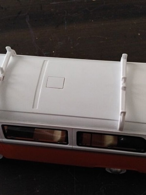 Volkswagen Camper Surfer Van μεταχειρισμένο με μηχανισμό τριβής και αποσπώμενες σανίδες σερφ